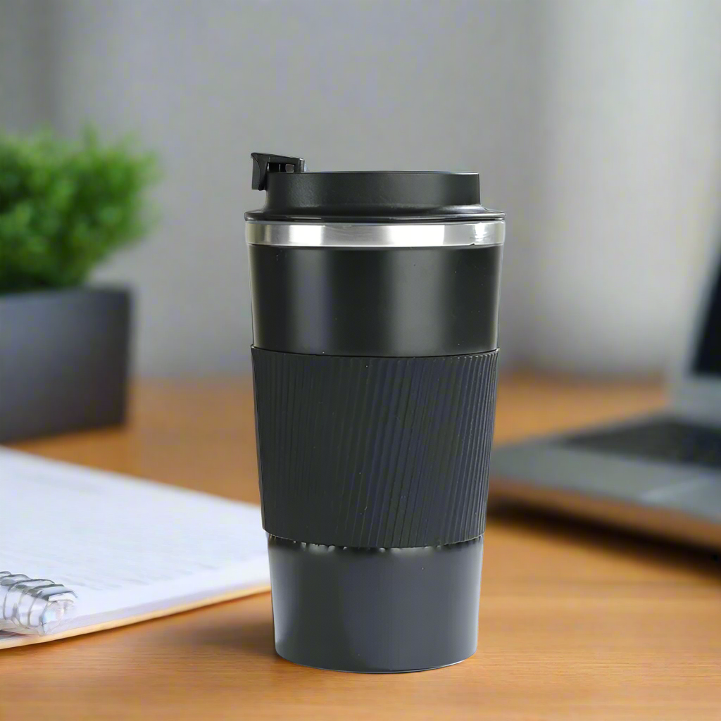 Mug isotherme au bureau