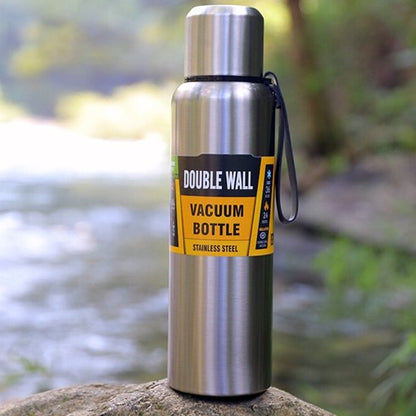 Gourde isotherme argent dans une foret
