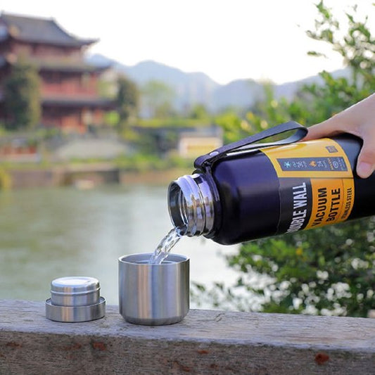 Gourde isotherme dans une foret