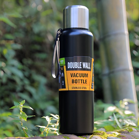 Gourde isotherme noir dans une foret